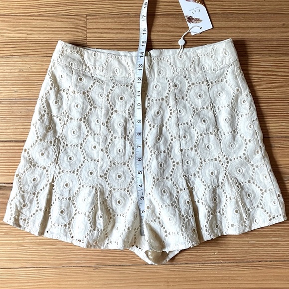 NWT Chelsea & Violet Eyelet High Rise Cotton Shorts in Cream Sz M. - Picture 4 of 7
